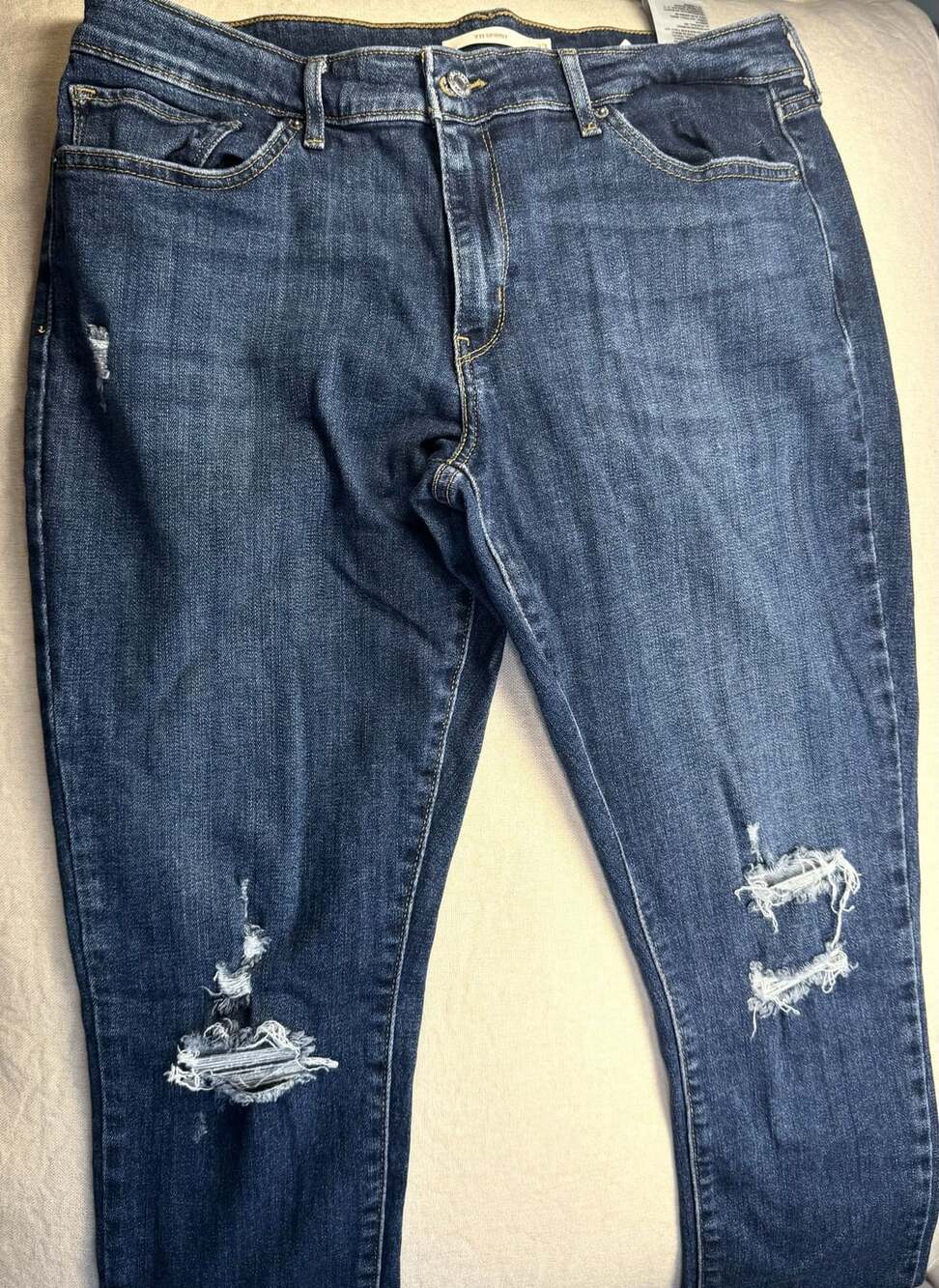 Levi’s 711 Skinny Jeans Women’s 33x30 Dark Wash Distressed Ripped Knee Denim